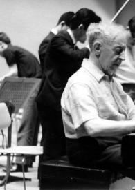 Portada:Plano medio de Arthur Rubinstein (perfil derecho) sentado al piano durante un ensayo