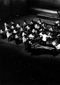 Portada:Vista aérea del escenario: Arthur Rubinstein (perfil derecho) sentado al piano. Fotografía tomada desde la parte superior de la sala