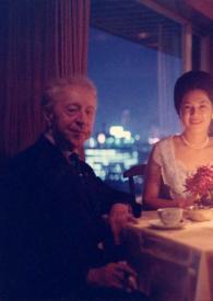 Portada:Plano general de Arthur Rubinstein, una mujer, un hombre,  Alina Rubinstein y Aniela Rubinstein alrededor de la mesa de un restaurante posando
