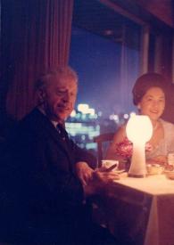 Portada:Plano general de Arthur Rubinstein, una mujer, un hombre, Alina Rubinstein y Aniela Rubinstein alrededor de la mesa de un restaurante posando