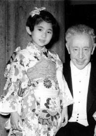 Portada:Plano general de Arthur Rubinstein con dos niñas vestidas con trajes tipicos japoneses posando