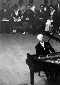 Portada:Plano medio de Arthur Rubinstein sentado al piano con el público a la espalda