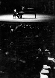 Portada:Plano general del público y Arthur Rubinstein (al fondo) sentado al piano