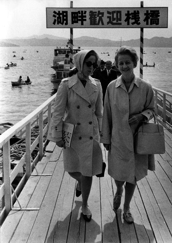 Plano general de Alina Rubinstein y Aniela Rubinstein caminando por un ...