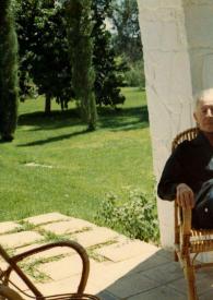 Portada:Plano genral de Arthur Rubinstein sentado en el jardín de la casa con la piscina la fondo.