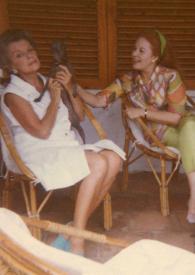 Portada:Plano genral de Estrella Rosenblatt y Sylvia Mann sentadas en el jardín con un perro en los brazos.