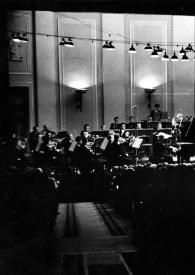 Portada:Plano general de la sala de conciertos: Arthur Rubinstein sentado al piano, János Ferencsik dirigiendo la orquesta detrás de él y el público de frente