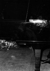 Portada:Plano general de Arthur Rubinstein (perfil izquierdo) sentado al piano con el público al fondo.