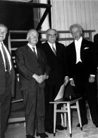 Portada:Plano general de dos hombres, Samuel Yosef Agnon, Arthur Rubinstein, un hombre, Henry Haftel Zvi y el director de la orquesta posando