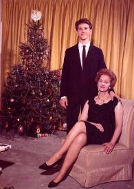 Portada:Plano general de John Rubinstein de pie a la derecha de Aniela Rubinstein sentada junto a un árbol de Navidad.