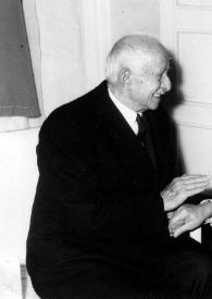 Portada:Plano medio de un hombre y Arthur Rubinstein charlando sentados y cogidos de la mano