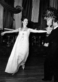 Portada:Plano general de Eva Rubinstein y Jurek Lazowski bailando la mazurka de la Ópera \"Halka\" de Moniuszko