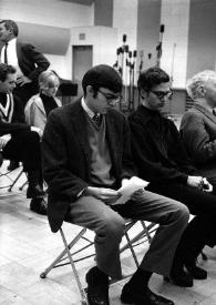 Portada:Plano general de Señor Kobloff, John Rubinstein, Arthur Rubinstein y Bronek (Bronislau) Kaper sentados en unas sillas en el estudio de grabación.