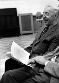 Portada:Plano medio de Arthur Rubinstein y Bronek Kaper sentados en unas sillas.