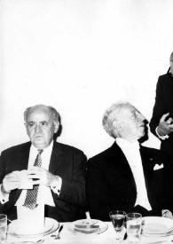 Portada:Plano medio de David Ben-Gurion, Arthur Rubinstein, Fredric Rand Mann (de pie), Aniela Rubinstein y  Señor Barzilai (Ministro de Sanidad Pública de Israel) sentados en la mesa