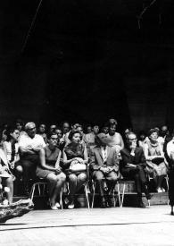 Portada:Plano general de Arthur Rubinstein (perfil derecho) sentado al piano con el público detrás.