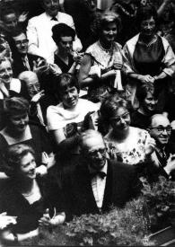 Portada:Plano medio de Arthur Rubinstein saludando al público (en pie, aplaudiendo) a la izquierda de la foto.