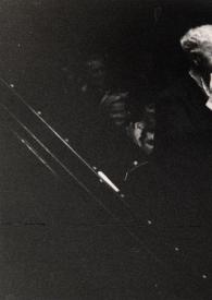 Portada:Plano medio de Arthur Rubinstein (medio perfil derecho) junto al piano, de pie saludando a la orquesta, al fondo el público