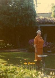 Portada:Plano general de Katherine Cardwell posando en el jardín.