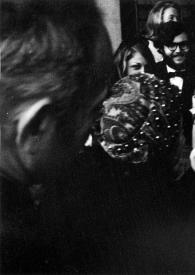 Portada:Plano medio de Arthur Rubinstein (perfil izquierdo), con sombrero, saludando a sus admiradores