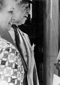 Portada:Plano medio de Aniela Rubinstein (perfil derecho) y Arthur Rubinstein (perfil derecho) mirando el escaparate de una joyería Cartier