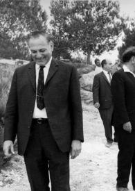 Portada:Plano general de un hombre, Señor Barzilai (Ministro de Sanidad Pública de Israel), Arthur Rubinstein, una mujer y un hombre caminado y charlando