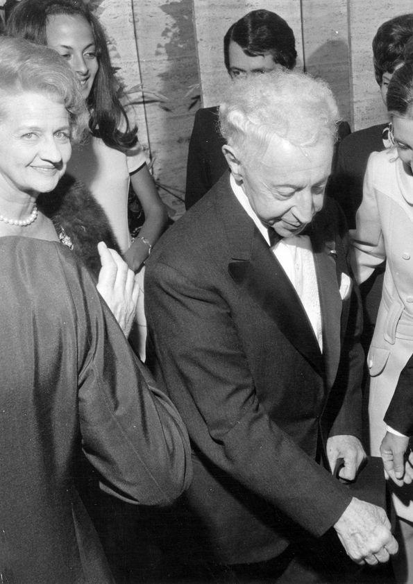 Plano medio de Aniela Rubinstein y Arthur Rubinstein caminando entre ...