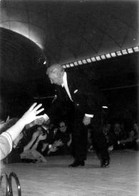 Portada:Plano general de Arthur Rubinstein (perfil izquierdo), de pie saludando al público