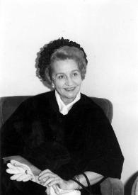 Portada:Plano medio de Aniela Rubinstein posando sentada en un sillón, con un tocado negro en el pelo