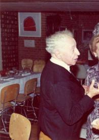 Portada:Plano medio de Arthur Rubinstein (perfil derecho), con una copa en la mano, charlando con Aniela Rubinstein y la Señora de Bär-Halpérine (perfil izquierdo). Detrás un hombre con una copa en la mano