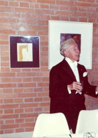 Portada:Plano medio de Arthur Rubinstein (medio perfil derecho) con una copa en la mano, de pie detrás de una mesa.