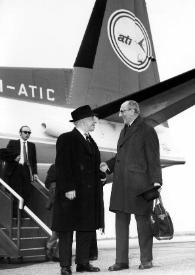 Portada:Plano general de Arthur Rubinstein (perfil derecho) charlando con un hombre (perfil izquierdo). Al fondo otra hombre bajando por la escalerilla de un avión