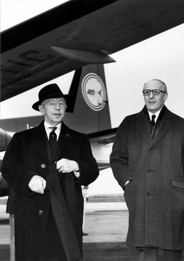 Plano general de Arthur Rubinstein y un hombre caminando. Al fondo un ...