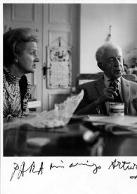 Portada:Plano medio de Aniela Rubinstein (perfil derecho), Arthur Rubinstein y Pablo Picasso (perfil izquierdo) sentados alrededor de una mesa charlando