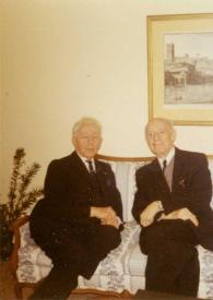 Portada:Plano general de Arthur Rubinstein sentado en un sofá junto a Herman Datyner posando