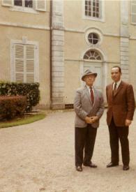 Portada:Plano general de Arthur Rubinstein y un hombre posando delante de la entrada de la casa de George Sand