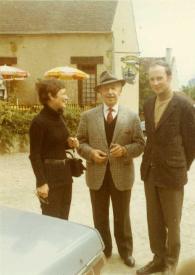 Portada:Plano general de una mujer, Arthur Rubinstein y un hombre posando en la calle