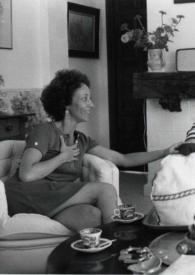 Portada:Plano general de Eva Rubinstein, Aniela Rubinstein y Arthur Rubinstein sentados alrededor de una mesita de café charlando