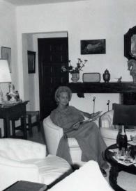 Portada:Plano general de Aniela Rubinstein posando sentada en un sofá
