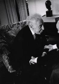 Portada:Plano medio de Arthur Rubinstein (perfil derecho) charlando sentado en un sofá con Lionel Tertis (perfil izquierdo)