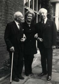 Portada:Plano general de Lionel Tertis (perfil derecho), Aniela Rubinstein y Arthur Rubinstein posando cogidos del brazo