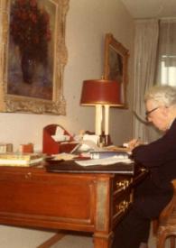 Portada:Plano medio de Arthur Rubinstein (perfil derecho) escribiendo en un mesa de escritorio