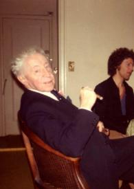 Portada:Plano medio de Arthur Rubinstein (medio perfil derecho) y John Rubinstein (perfil derecho) sentados en una mesa posando