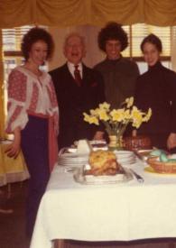 Portada:Foto de familia de Eva Rubinstein, Arthur Rubinstein, John Rubinstein y Alina Rubinstein posando detrás de una mesa preparada para comer
