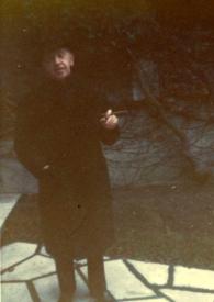 Portada:Plano general de Arthur Rubinstein posando con un puro en la mano en la entrada de la casa