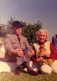 Portada:Plano general de Arthur Rubinstein, Felicja Krance y Kazimierz Krance sentados en el suelo del jardín posando