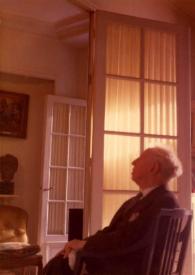 Portada:Plano medio de Arthur Rubinstein (perfil izquierdo) sentado en una silla posando