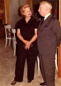 Portada:Plano general de Aniela Rubinstein y Arthur Rubinstein (perfil izquierdo) posando de pie
