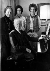 Portada:Foto de familia de Aniela Rubinstein, Arthur Rubinstein sentado al piano, Alexander Coffin Rubinstein y David Coffin Rubinstein detrás posando