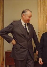 Portada:Plano general de J. William Middendorf (Embajador de los Estados Unidos en La Haya), Arthur Rubinstein y Gustav Leonhardt delante de un piano, charlando